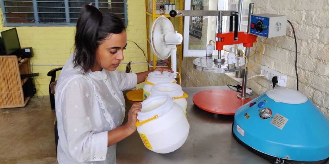 इंग्लैंड से लौटकर पति के साथ मिलकर शुरू किया डेयरी फार्मिंग, साल का सवा करोड़ रुपए का टर्नओवर