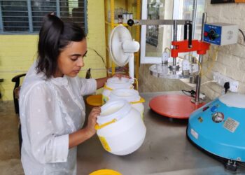 इंग्लैंड से लौटकर पति के साथ मिलकर शुरू किया डेयरी फार्मिंग, साल का सवा करोड़ रुपए का टर्नओवर